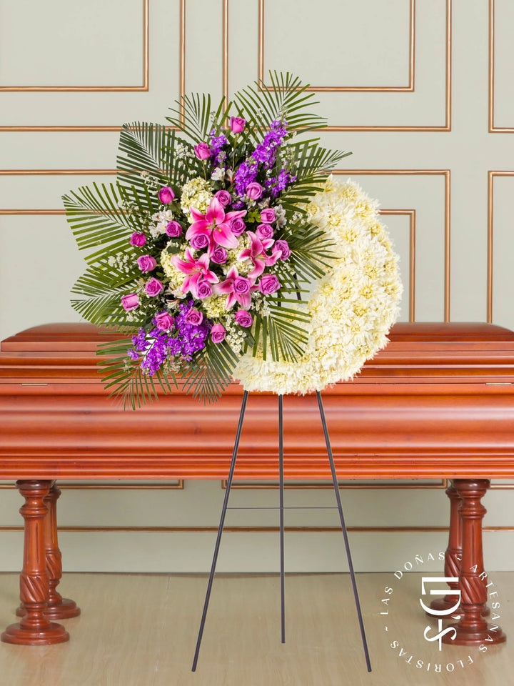 Corona Circular de Dalia con Rosas Lilas y Liliums arreglo de condolencias con 24 rosas lilas