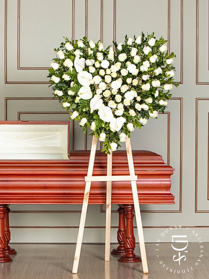 Corona de Corazón con Rosas Blancas y Anturios arreglo de condolencias con 100 rosas blancas