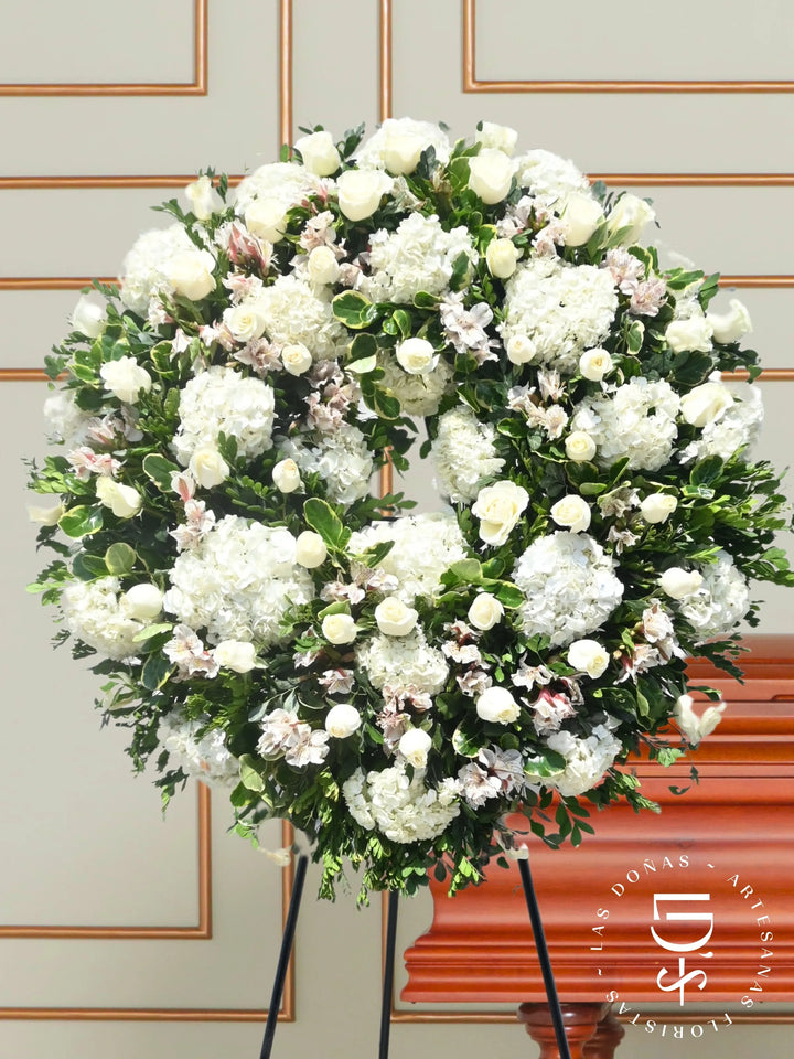 CORONA DE ROSAS Y HORTENSIAS arreglo de condolencias con 48 rosas blancas