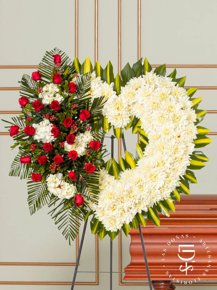 Corona de Corazón con Dalias, Rosas Rojas y Hortensias arreglo de condolencias con 24 rosas rojas