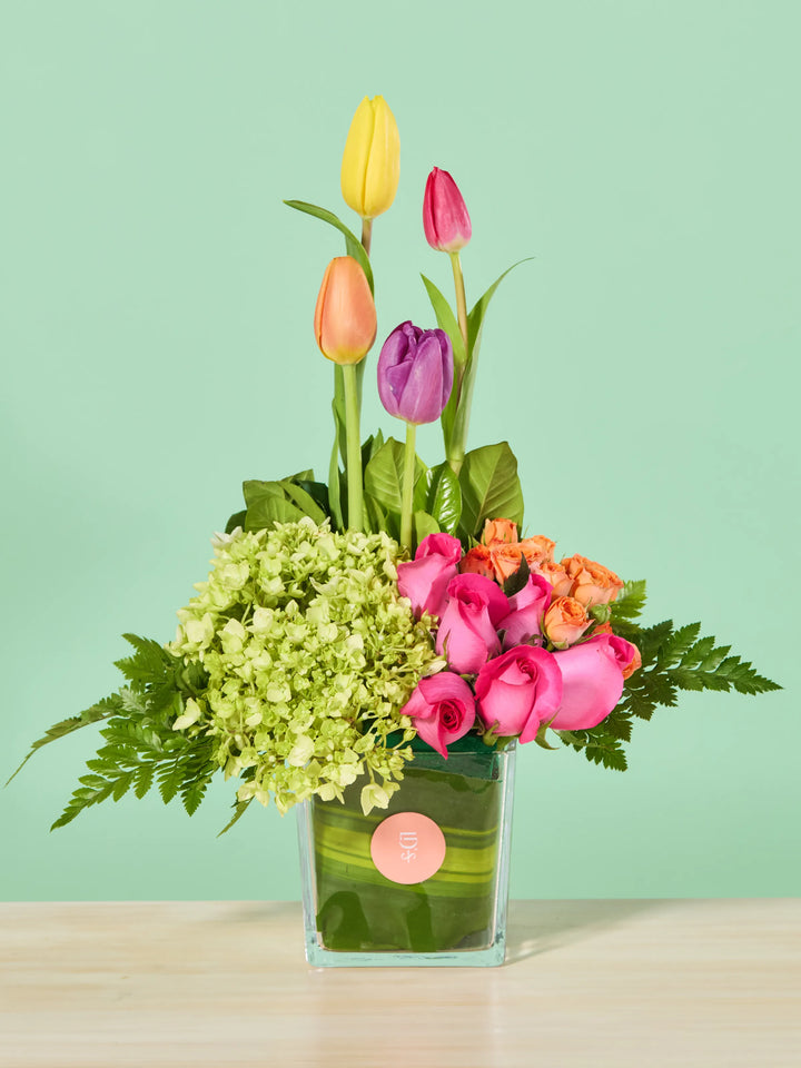 Cubo de Rosas, minirosas y Tulipanes · Clásico