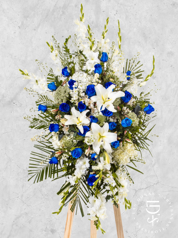 Lágrima de Condolencias de Hortensias y Rosas Azules arreglo de condolencias con 24 rosas azules