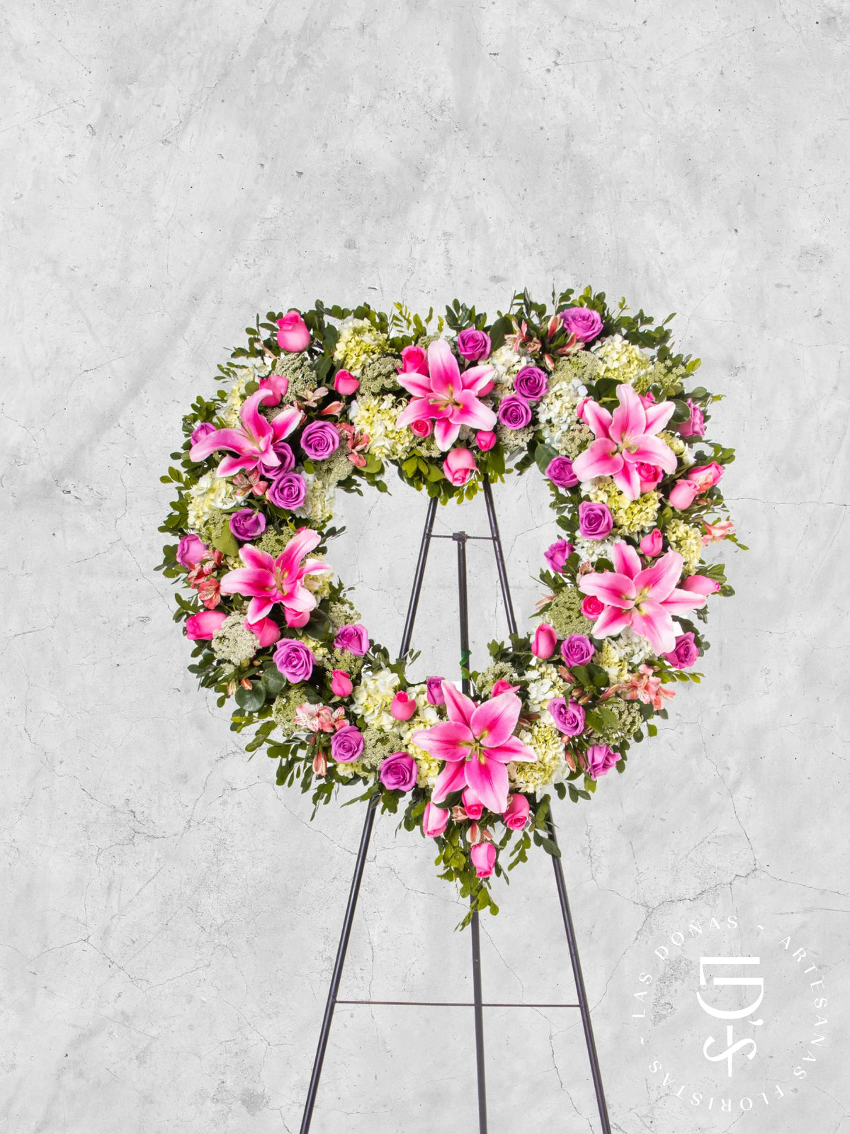 Corona de Corazón con Hortensias, Rosas Lilas y Rosas Rosadas arreglo de condolencias con 48 rosas lilas y rosadas
