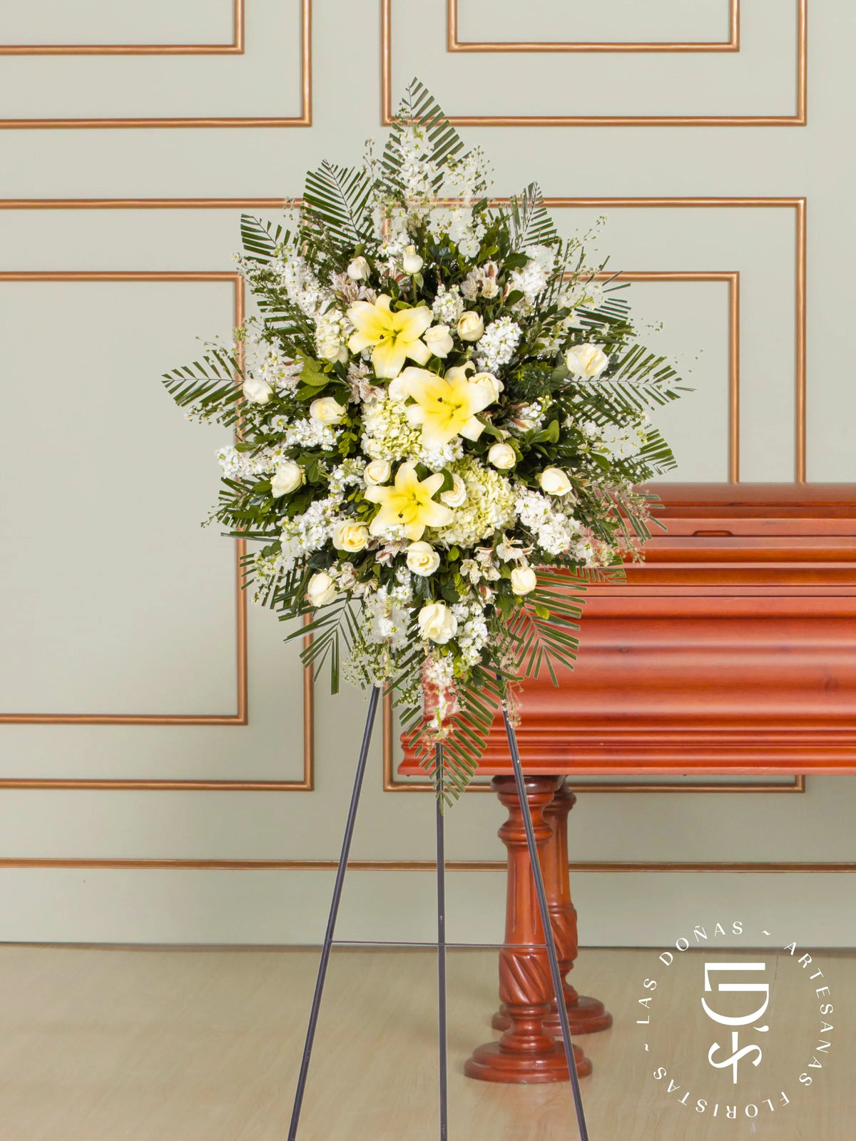 Corona de Hortensia con Rosas Blancas y Liliums arreglo de condolencias con 24 rosas blancas