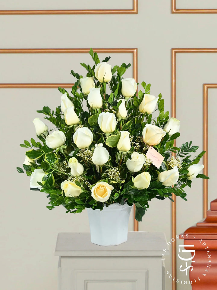 24 Rosas Blancas en Base de Cerámica arreglo de condolencias con 24 rosas blancas