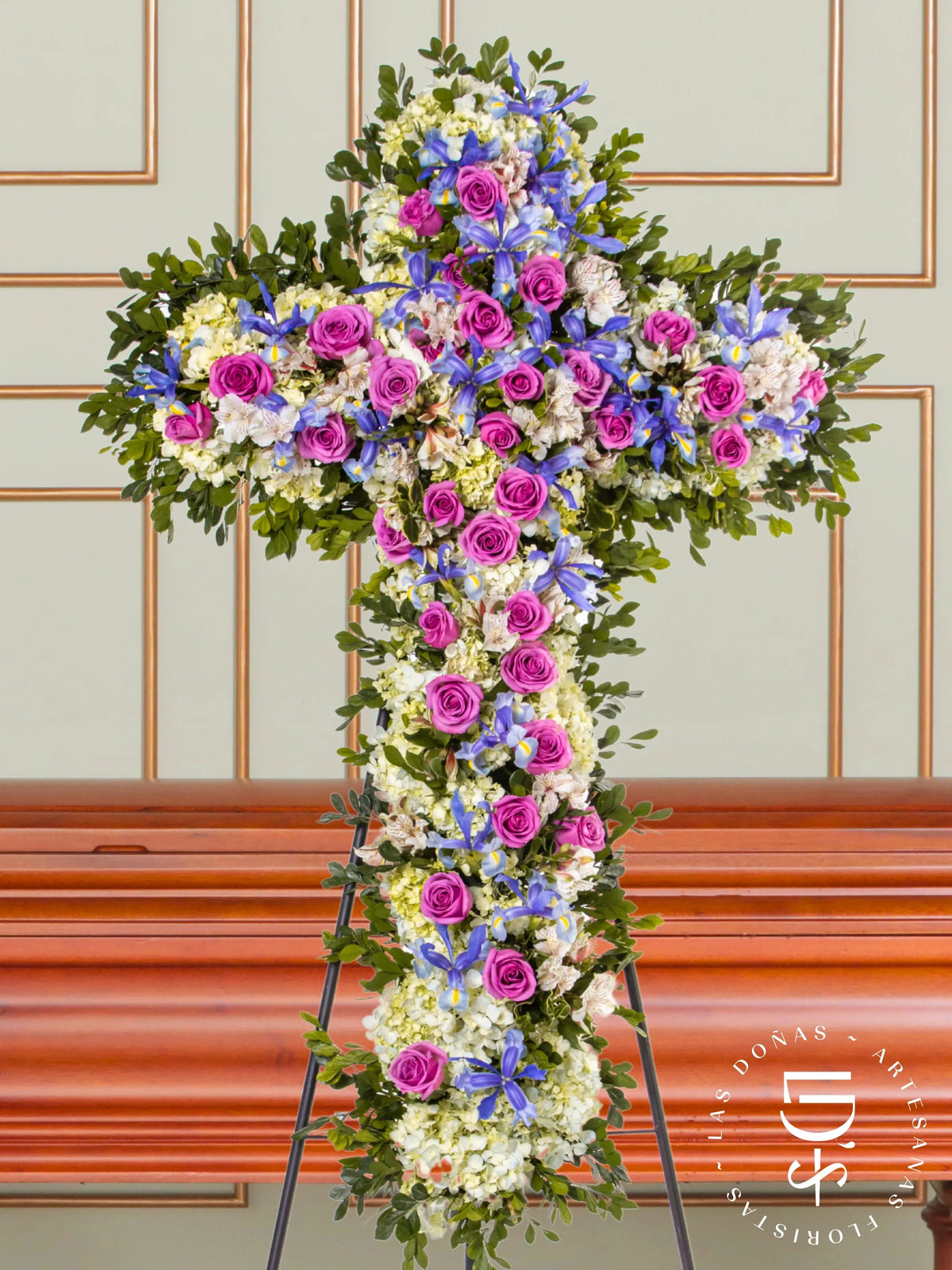 Cruz de Condolencias de Rosas Lilas y Hortensias arreglo de condolencias con 36 rosas lilas
