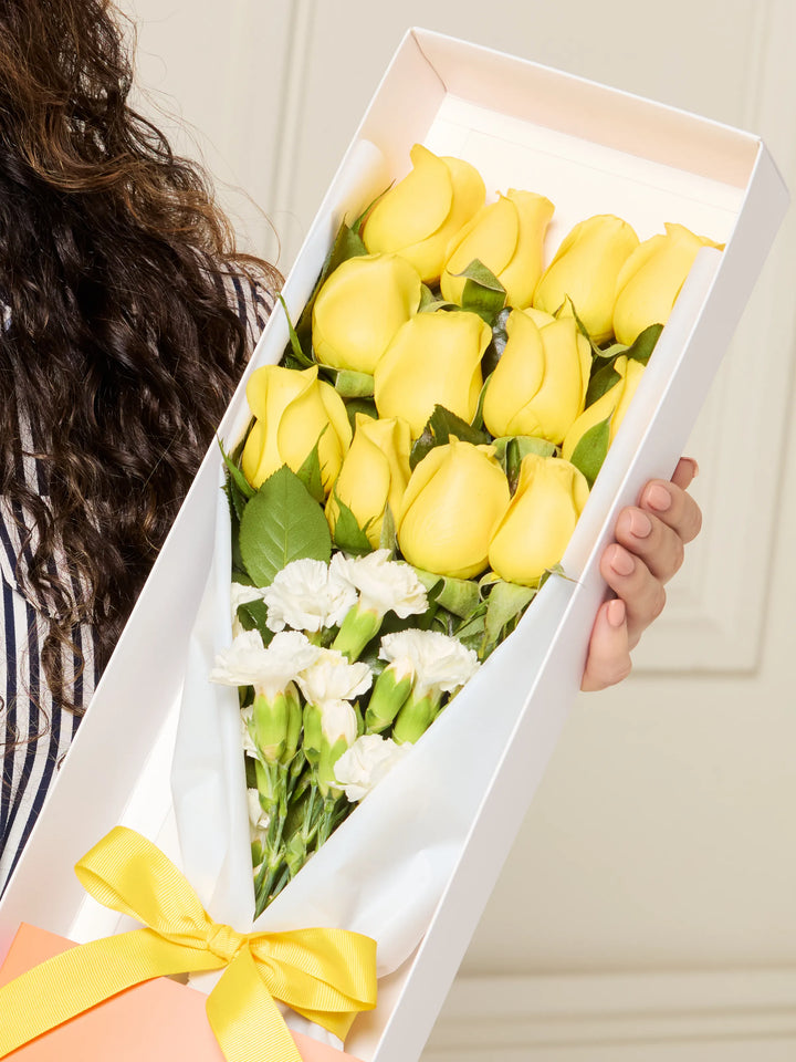 Caja de 12 Rosas Amarillas arreglo floral con 12 rosas