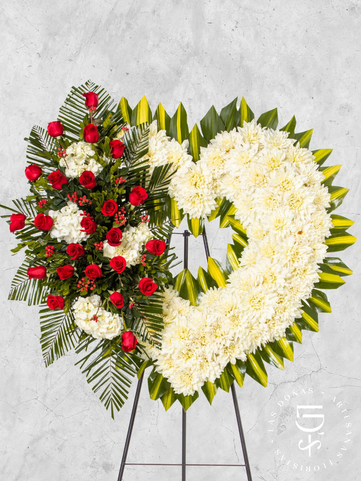 Corona de Corazón con Dalias, Rosas Rojas y Hortensias arreglo de condolencias con 24 rosas rojas
