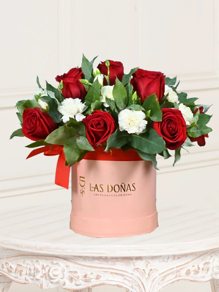 Rosas Y Claveles box floral con 12 rosas rojas