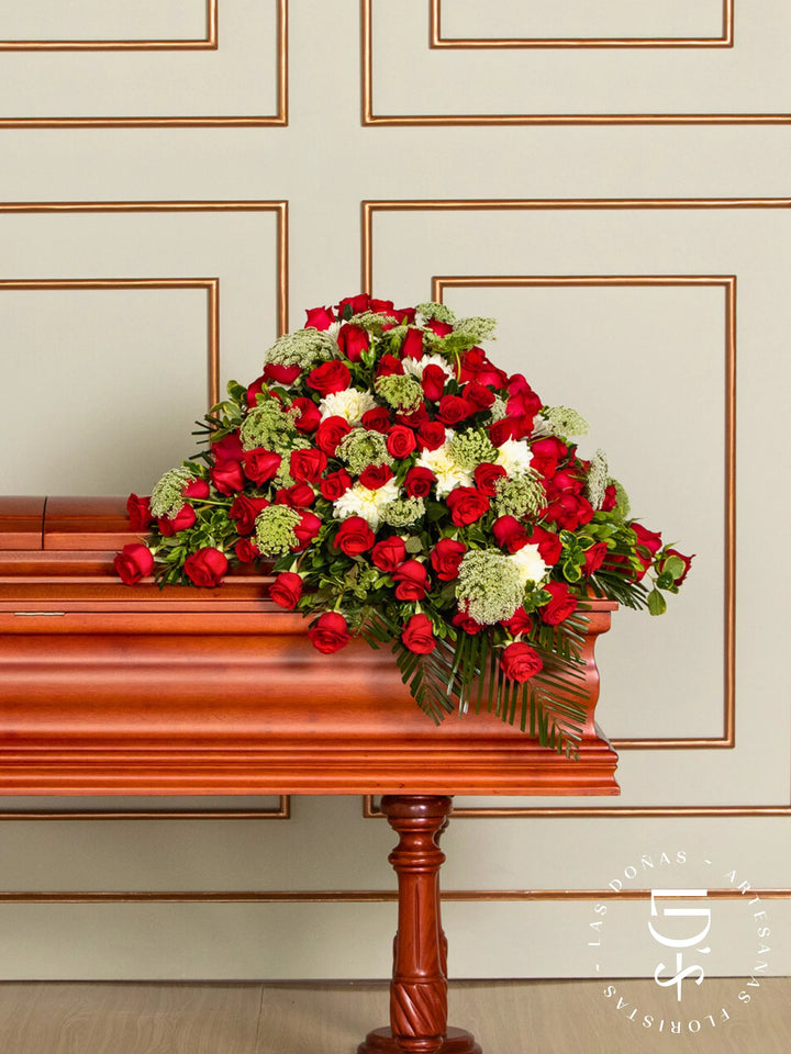 Manto de Condolencias con Rosas Rojas y Hortensias arreglo de condolencias con 48 rosas rojas
