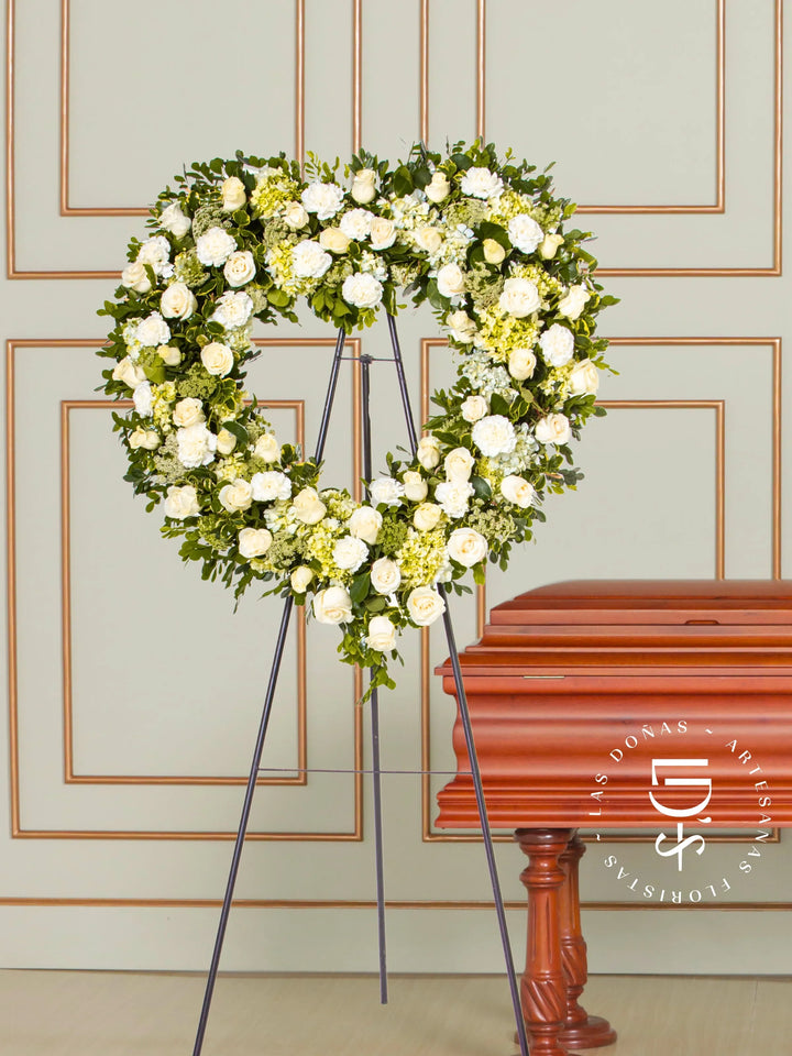 Corona de Corazón con Hortensias, Rosas Blancas y Clavelones arreglo de condolencias con 50 rosas blancas