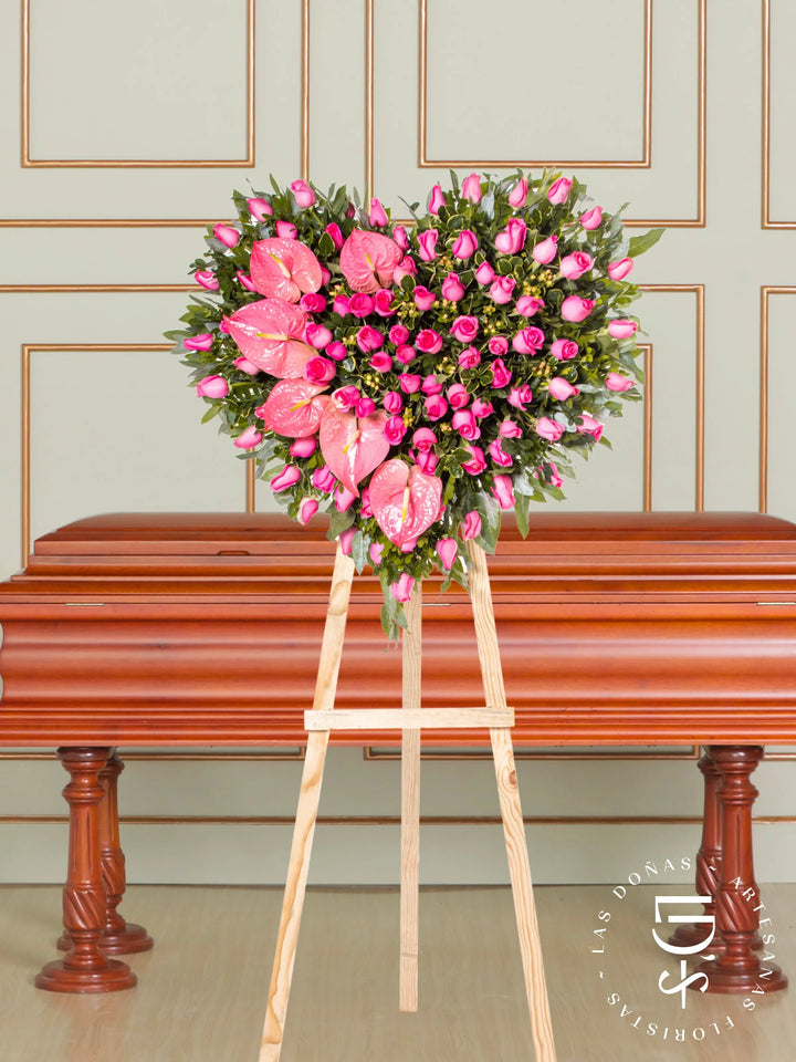 Corona de Corazón con Rosas Rosadas y Anturios arreglo de condolencias con 100 rosas rosadas