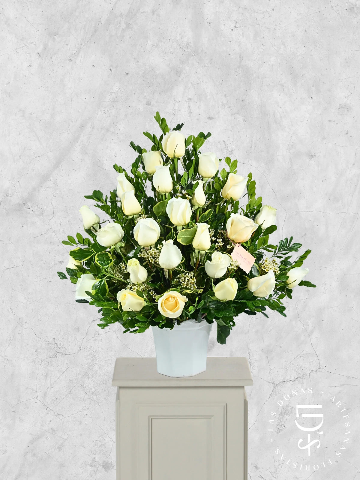24 Rosas Blancas en Base de Cerámica arreglo de condolencias con 24 rosas blancas