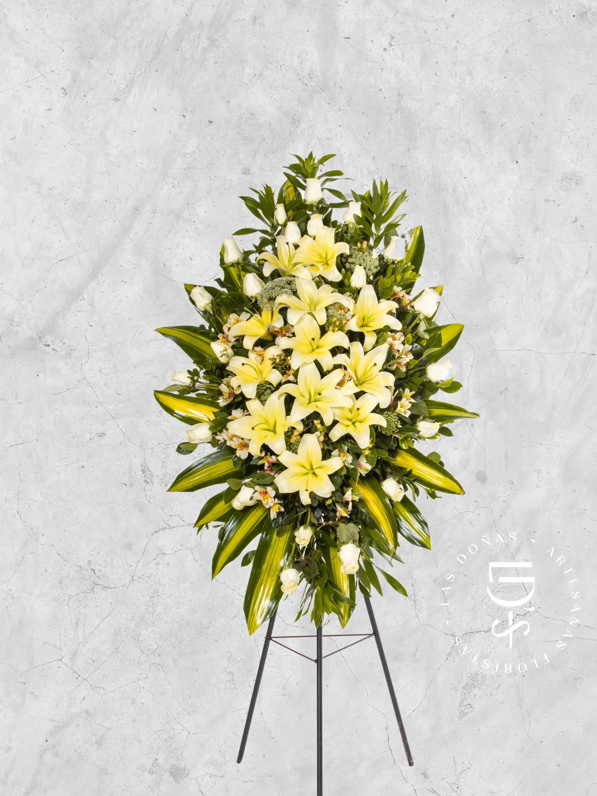 Lágrima de Condolencias de Rosas Blancas y Liliums arreglo de condolencias con 24 rosas blancas