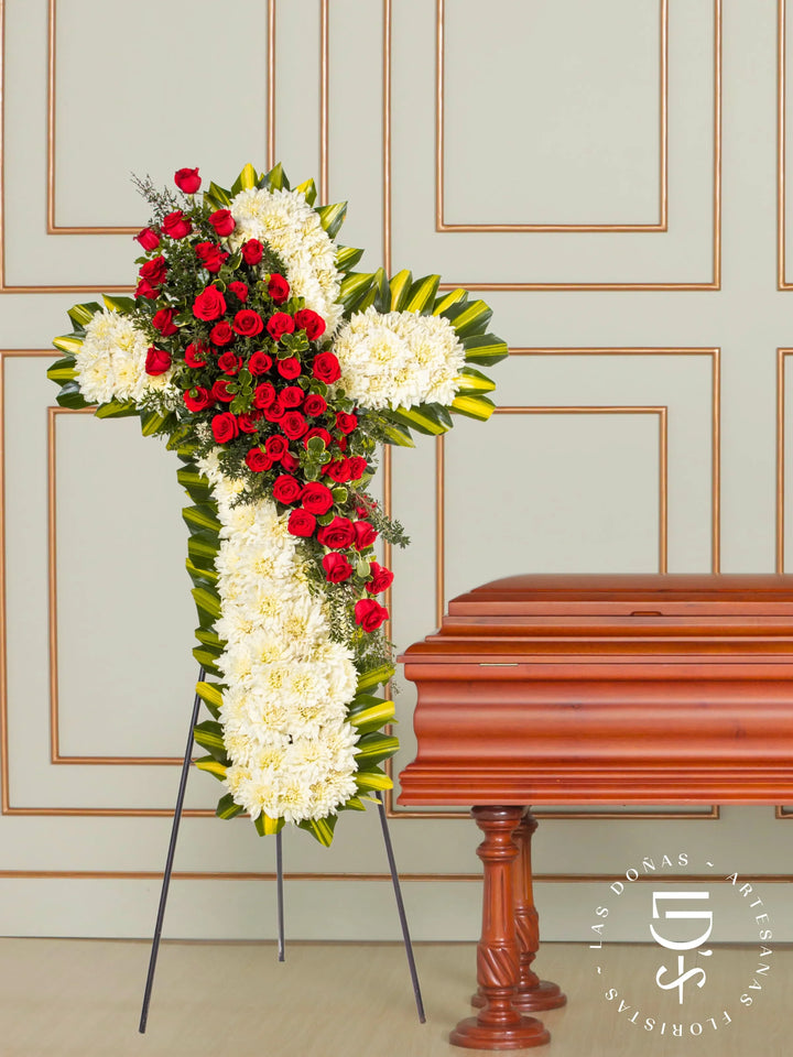 Cruz de Condolencias de Rosas Rojas y Follaje arreglo de condolencias con 40 rosas rojas