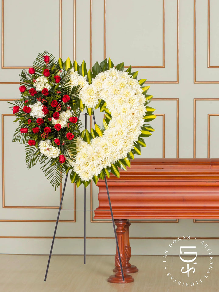Corona de Corazón con Dalias, Rosas Rojas y Hortensias arreglo de condolencias con 24 rosas rojas