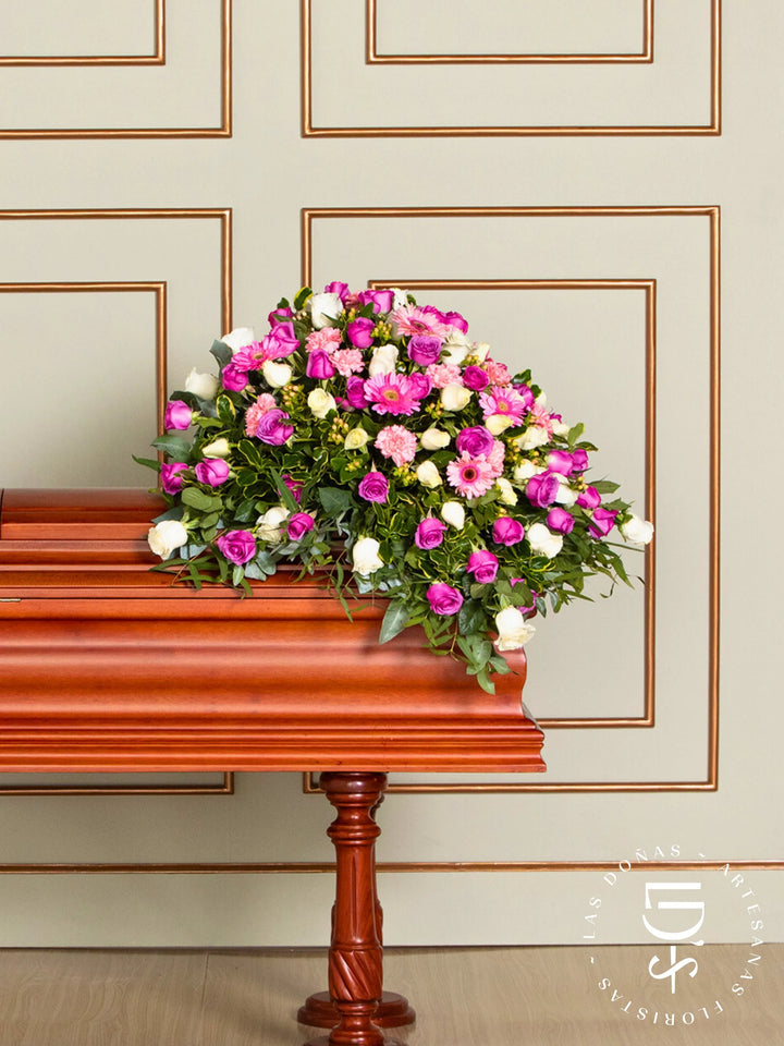 Manto de Condolencias con Rosas Lilas y Blancas arreglo de condolencias con 48 rosas lilas y blancas
