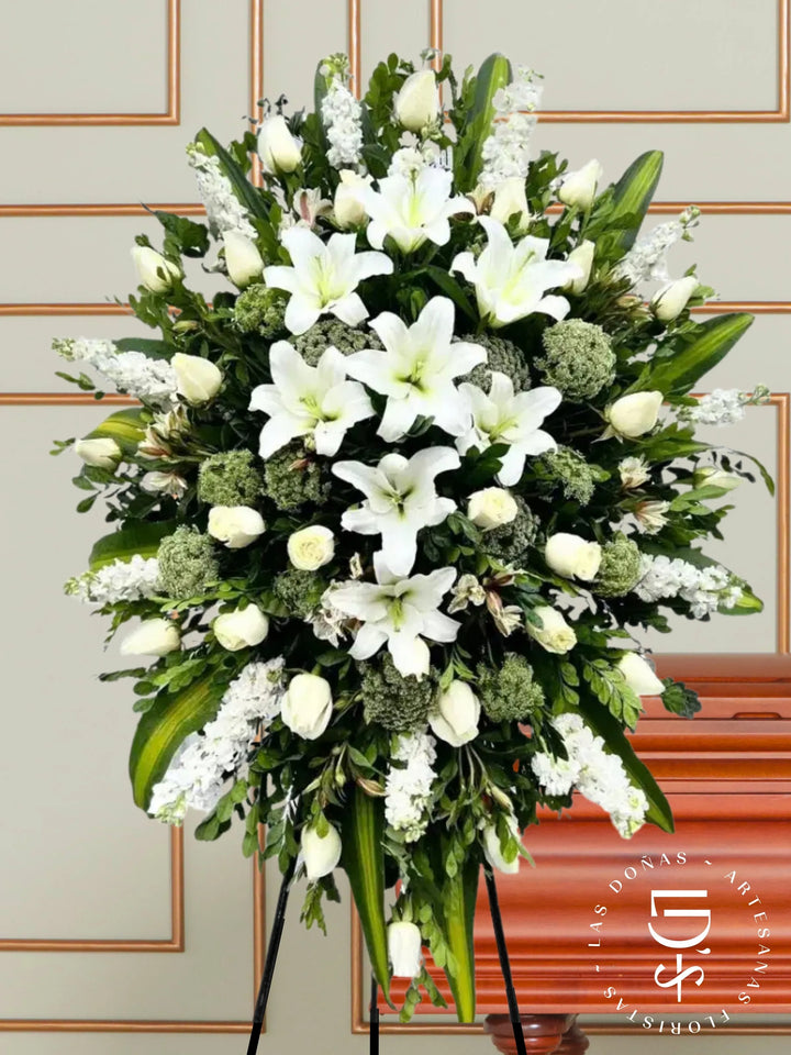CORONA DE ROSAS, LILIUM Y ALHELI arreglo de condolencias con 24 rosas blancas