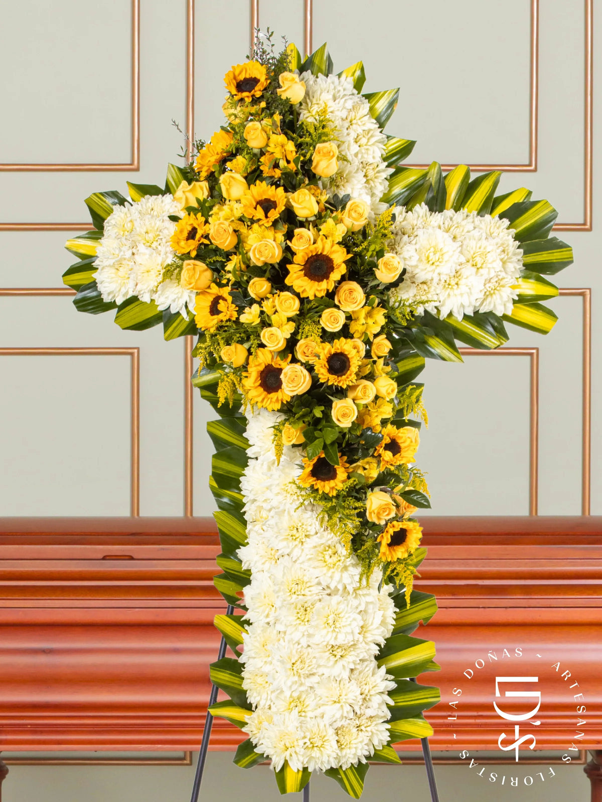 Cruz de Condolencias de Dalias y Girasoles arreglo de condolencias con 24 rosas amarillas + girasoles