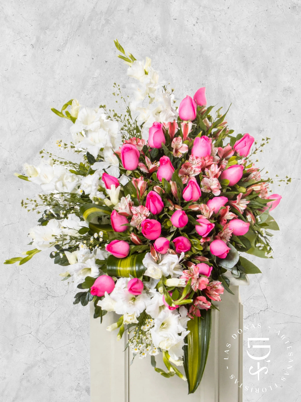 Lágrima de Piso con Rosas Rosadas y Astromelia arreglo de condolencias con 24 rosas rosadas