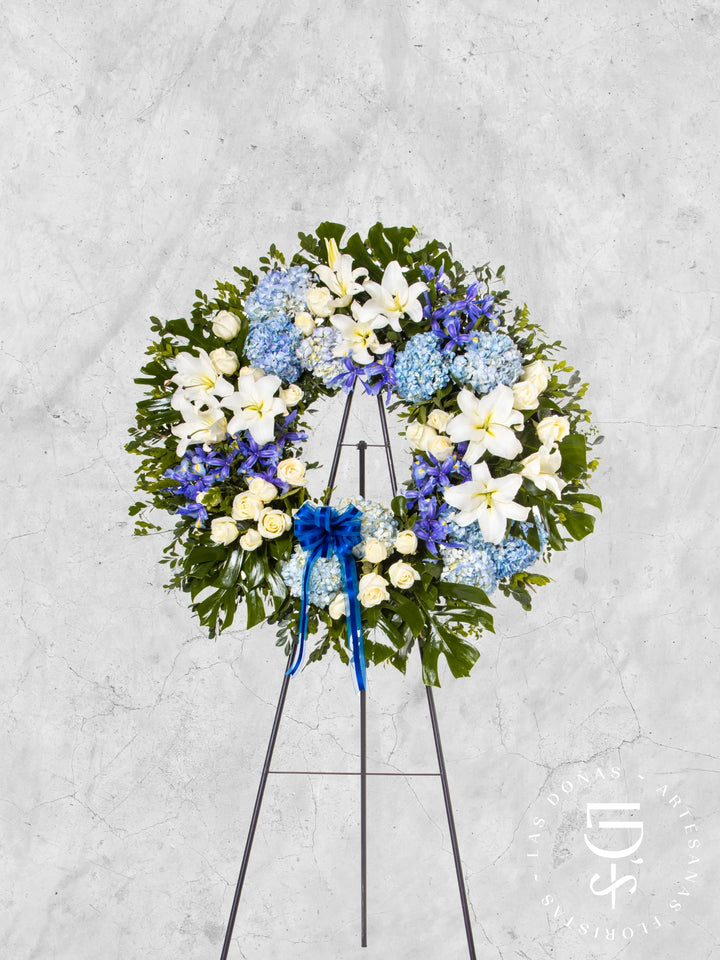 Corona Circular de Hortensias con Rosas Blancas, Iris y Liliums arreglo de condolencias con 24 rosas blancas