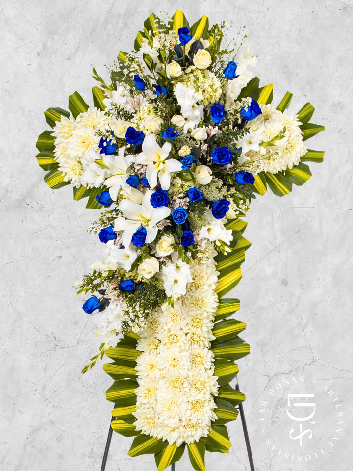 Cruz de Condolencias de Rosas Azules y Lirios arreglo de condolencias con 24 rosas azules