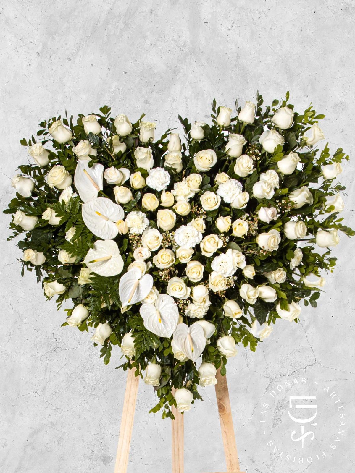 Corona de Corazón con Rosas Blancas y Anturios arreglo de condolencias con 100 rosas blancas