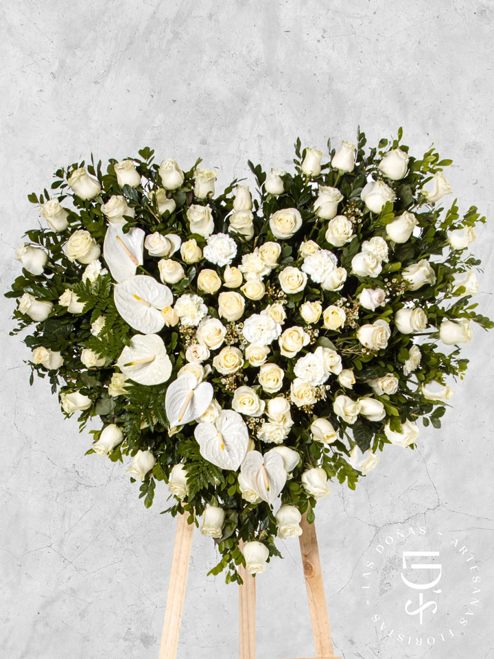 Corona de Corazón con Rosas Blancas y Anturios arreglo de condolencias con 100 rosas blancas
