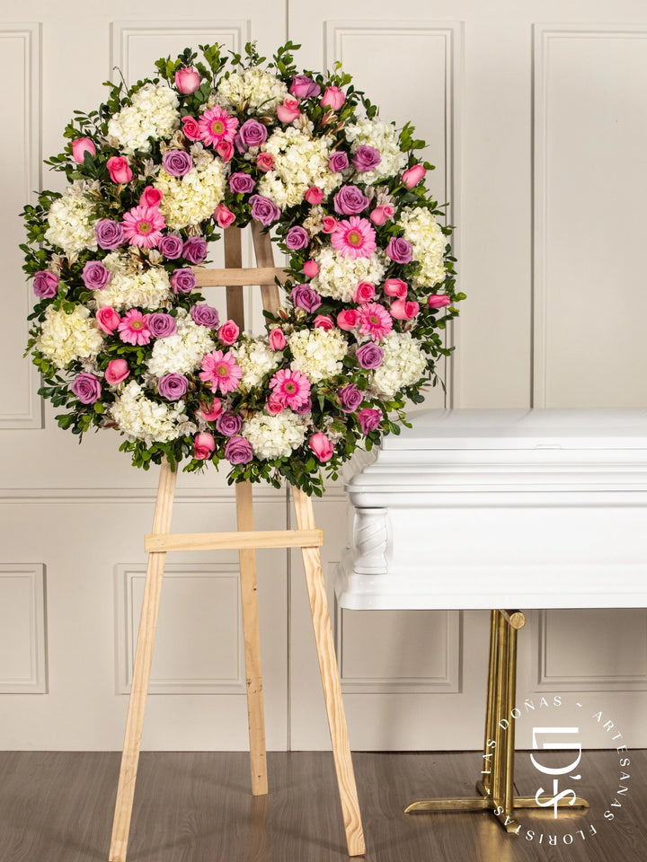 Corona Circular de Hortensias con Rosas Lilas y Rosadas arreglo de condolencias con 48 rosas lilas y rosadas