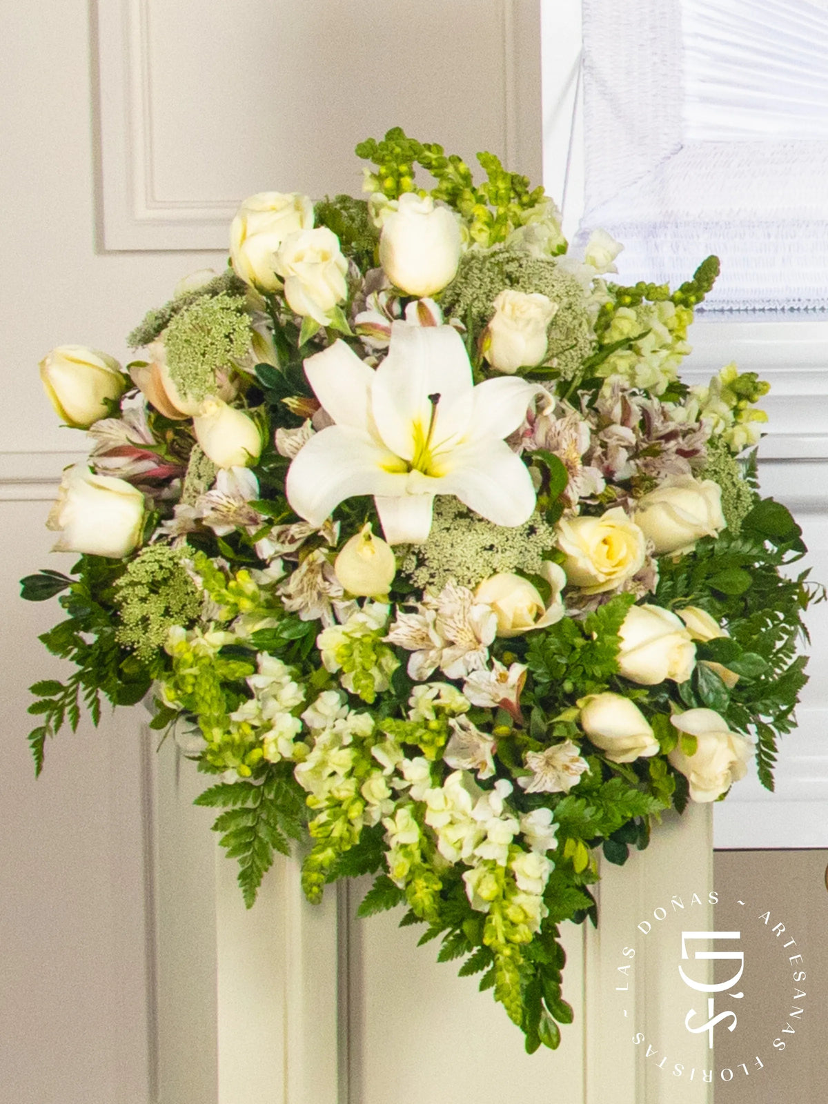Lágrima de Piso con Rosas Blancas, Liliums y Astromelia arreglo de condolencias con 24 rosas blancas