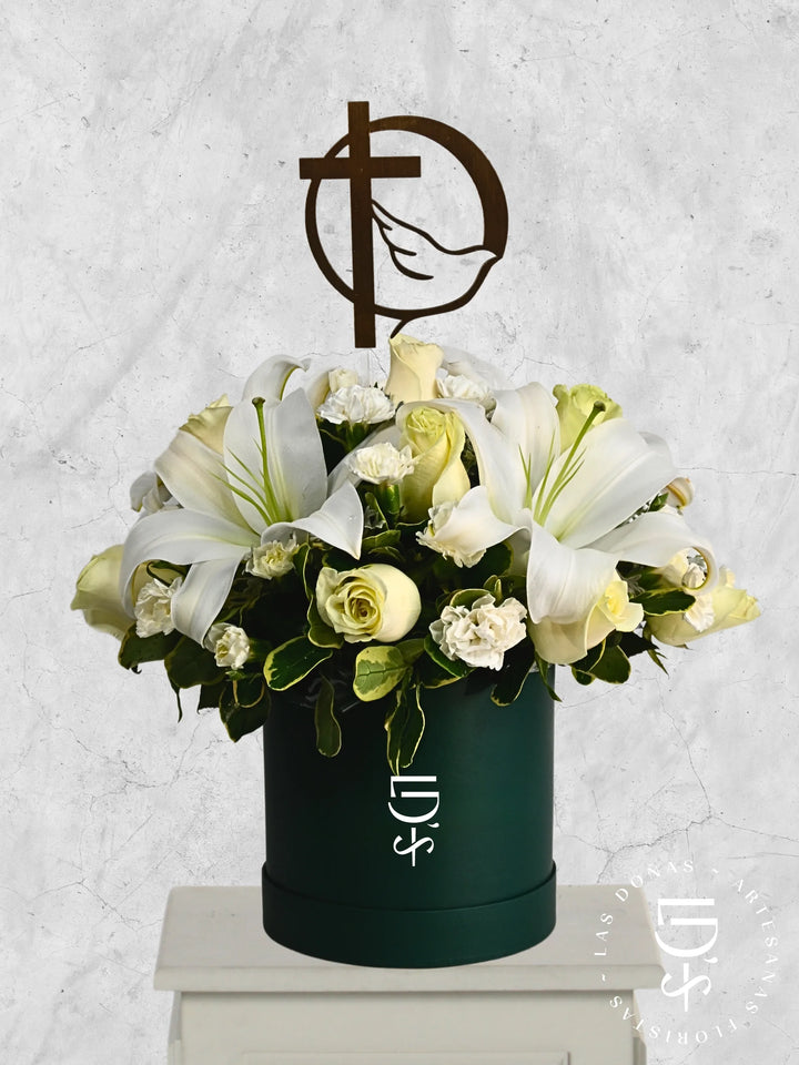 Arreglo de Condolencia con Rosas Blancas, Liliums y Clavel arreglo de condolencias con 12 rosas blancas y liliums