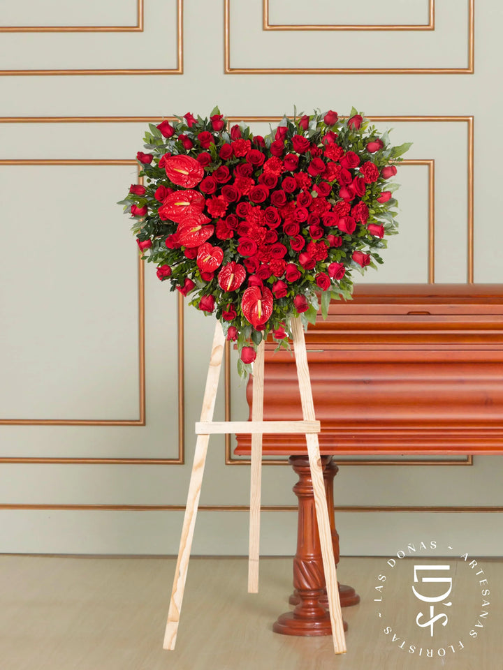 Corona de Corazón con Rosas Rojas y Anturios arreglo de condolencias con 100 rosas rojas