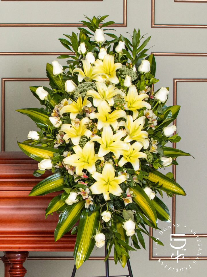 Lágrima de Condolencias de Rosas Blancas y Liliums arreglo de condolencias con 24 rosas blancas
