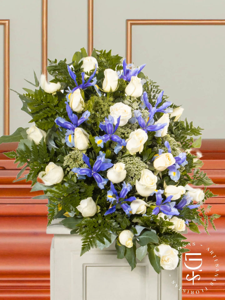 Lágrima de Piso con Rosas Blancas e Iris arreglo de condolencias con 24 rosas blancas