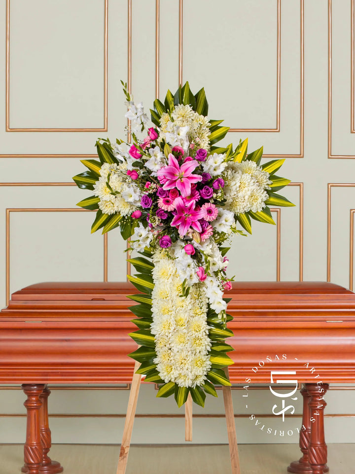 Cruz de Condolencias de Rosas Rosadas y Lilas arreglo de condolencias con 24 rosas lilas y rosadas