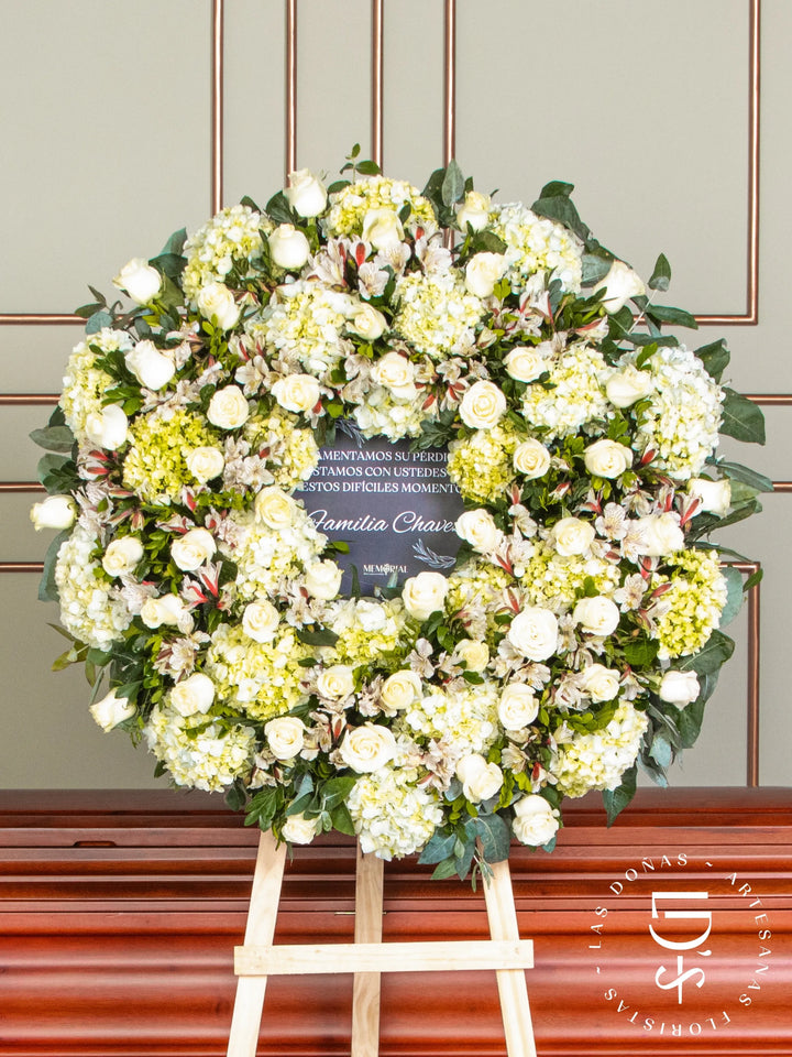 Corona Circular de Hortensias con Rosas Blancas arreglo de condolencias con 48 rosas blancas