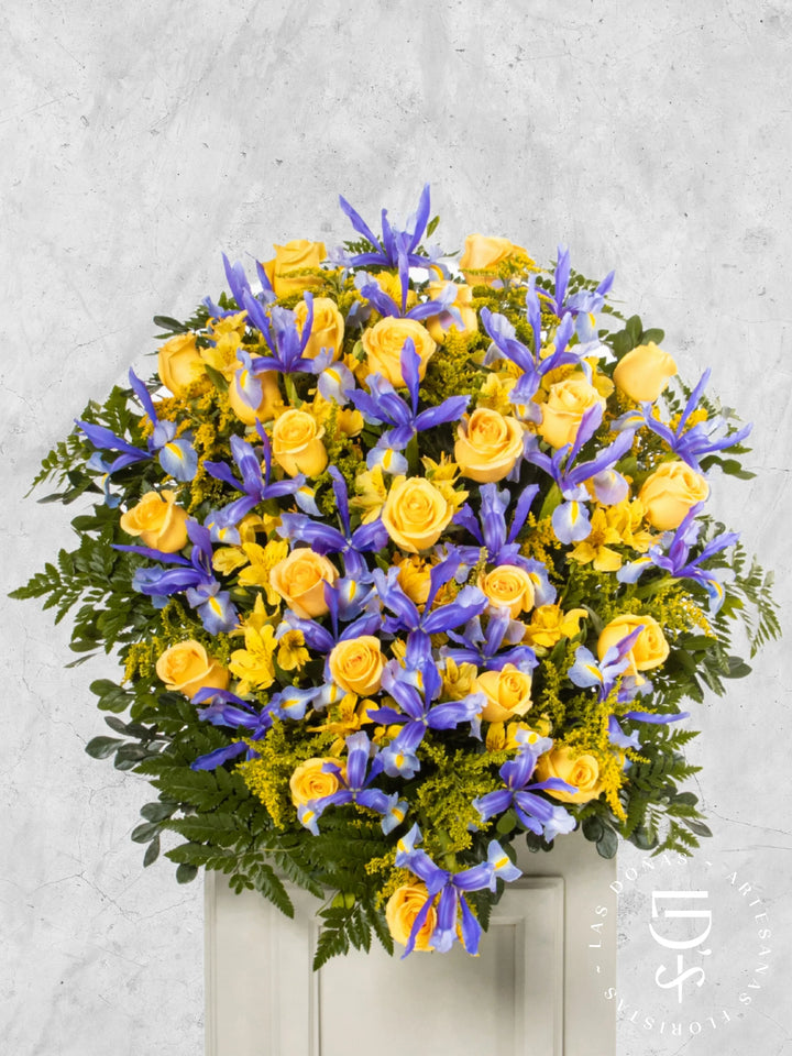 Lágrima de Piso con Rosas Amarillas, Iris y Astromelia arreglo de condolencias con 24 rosas amarillas