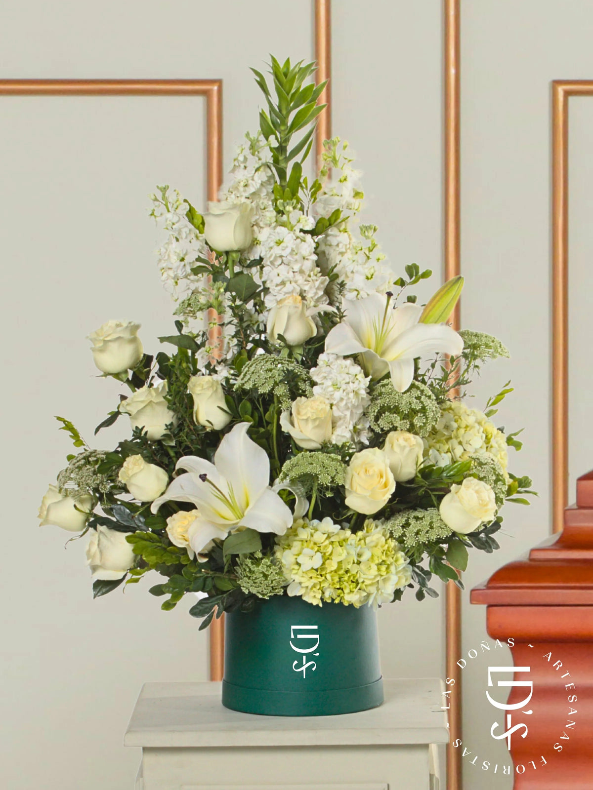 Arreglo Homenaje con Rosas Blancas, Liliums y Hortensia arreglo de condolencias con 12 rosas blancas y liliums