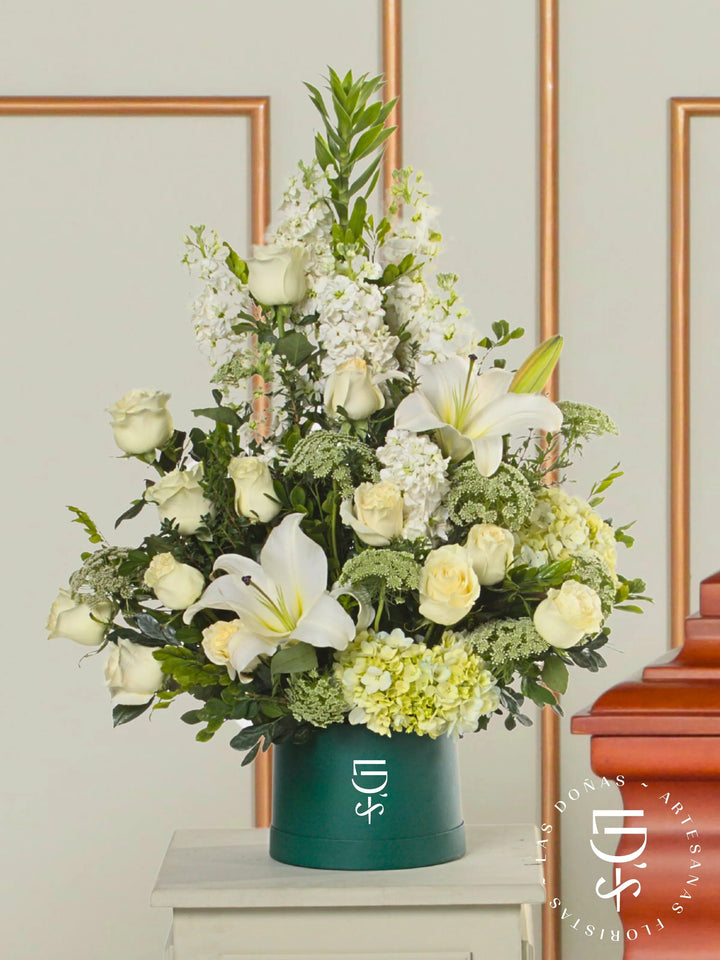 Arreglo Homenaje con Rosas Blancas, Liliums y Hortensia arreglo de condolencias con 12 rosas blancas y liliums