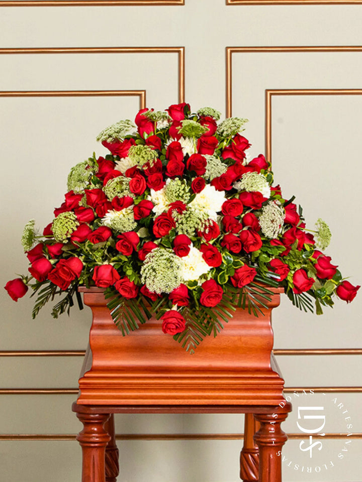Manto de Condolencias con Rosas Rojas y Hortensias arreglo de condolencias con 48 rosas rojas