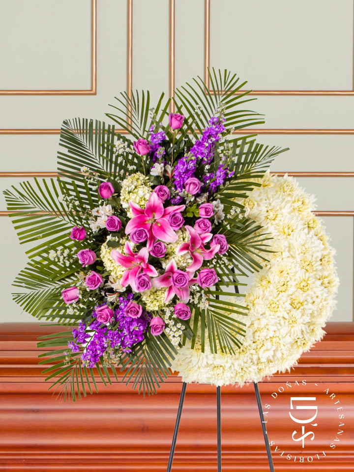 Corona Circular de Dalia con Rosas Lilas y Liliums arreglo de condolencias con 24 rosas lilas