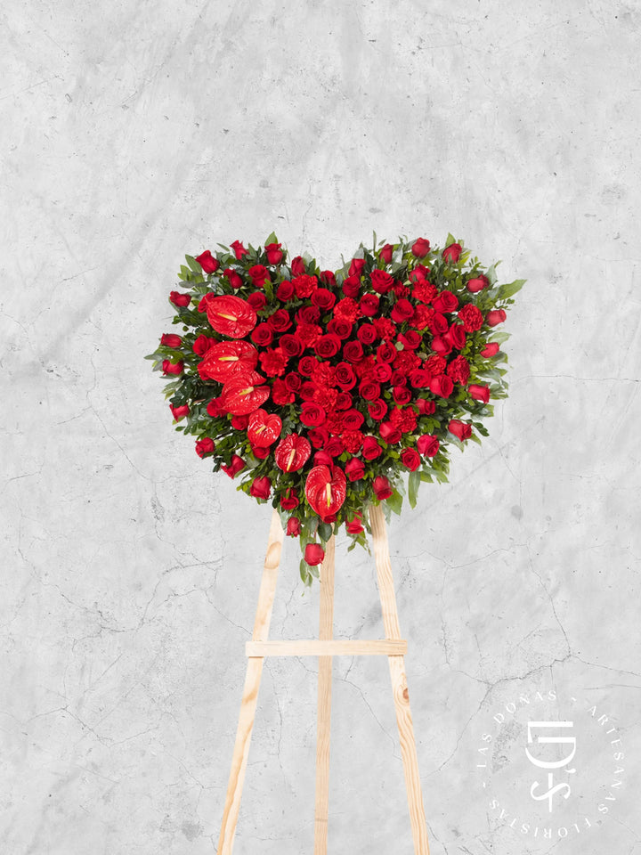 Corona de Corazón con Rosas Rojas y Anturios arreglo de condolencias con 100 rosas rojas