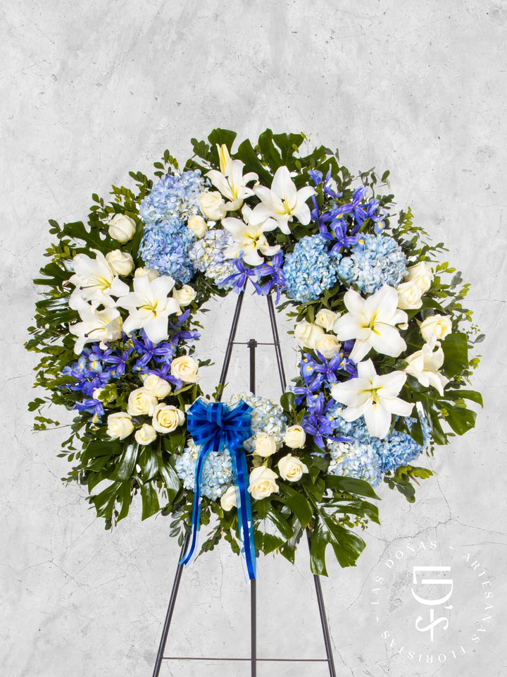 Corona Circular de Hortensias con Rosas Blancas, Iris y Liliums arreglo de condolencias con 24 rosas blancas