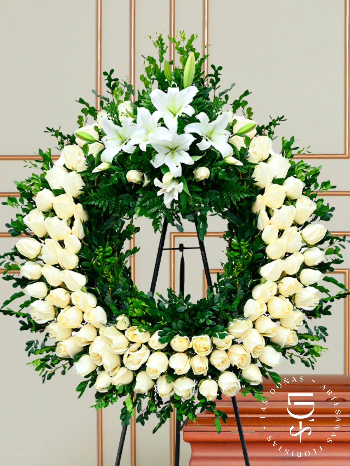 CORONA CIRCULAR DE ROSAS Y MIRTO arreglo de condolencias con 100 rosas blancas