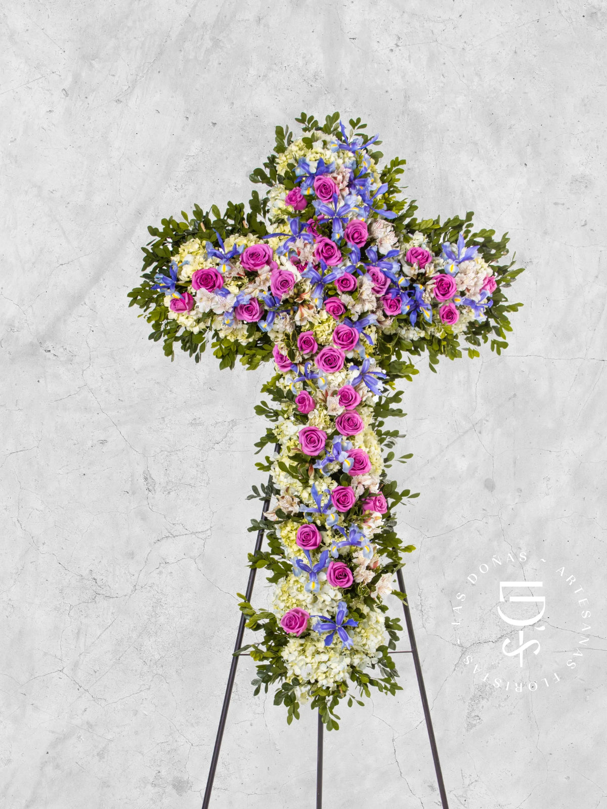 Cruz de Condolencias de Rosas Lilas y Hortensias arreglo de condolencias con 36 rosas lilas
