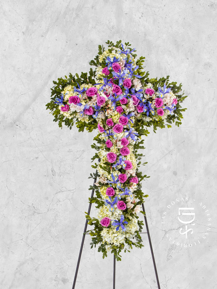 Cruz de Condolencias de Rosas Lilas y Hortensias arreglo de condolencias con 36 rosas lilas