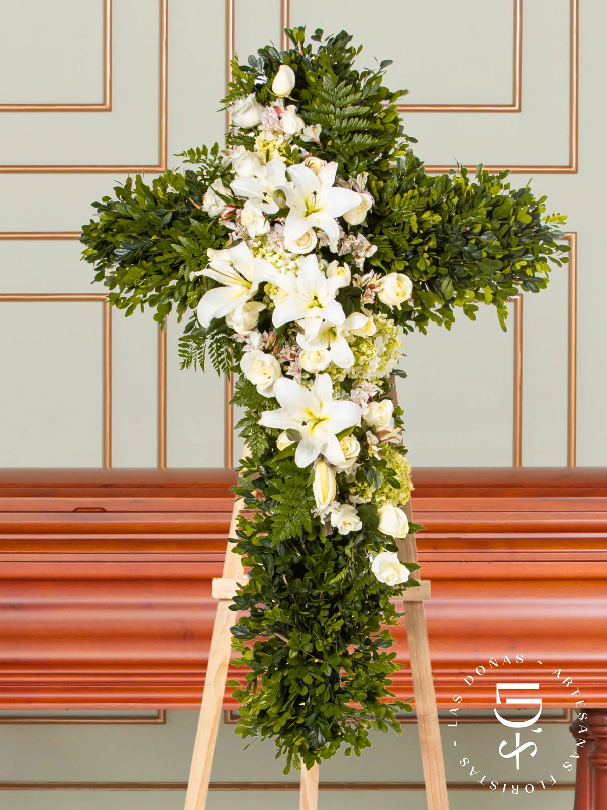 Cruz de Condolencias de Rosas Blancas y Lirios arreglo de condolencias con 16 rosas blancas