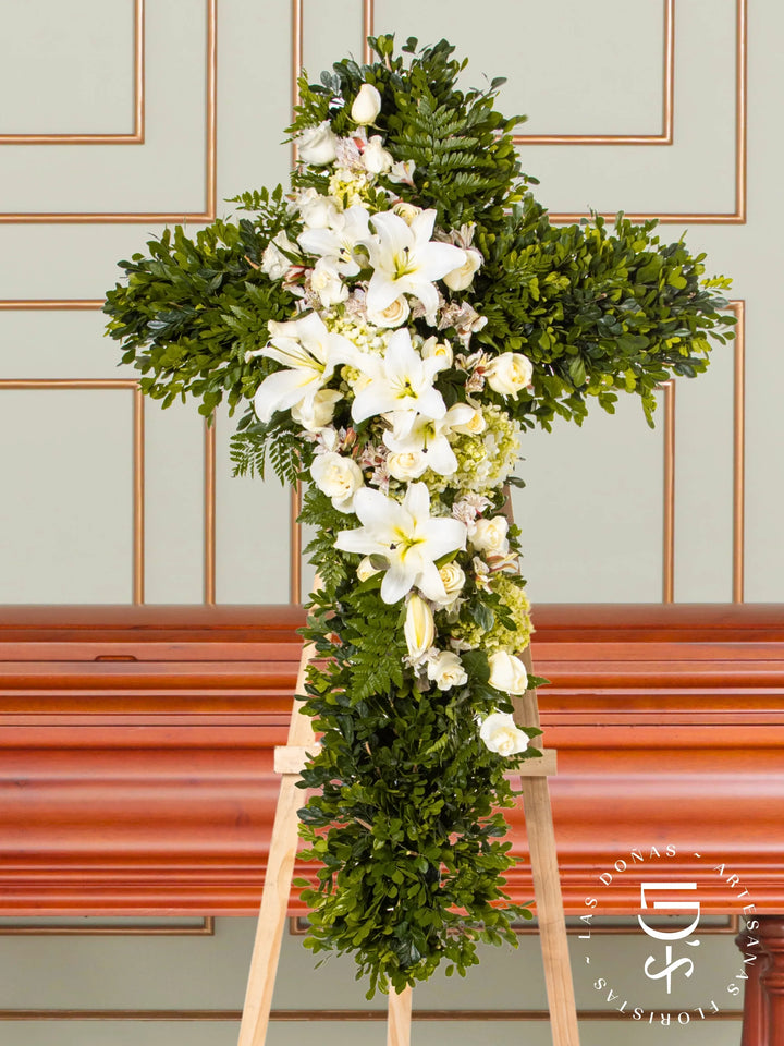 Cruz de Condolencias de Rosas Blancas y Lirios arreglo de condolencias con 16 rosas blancas