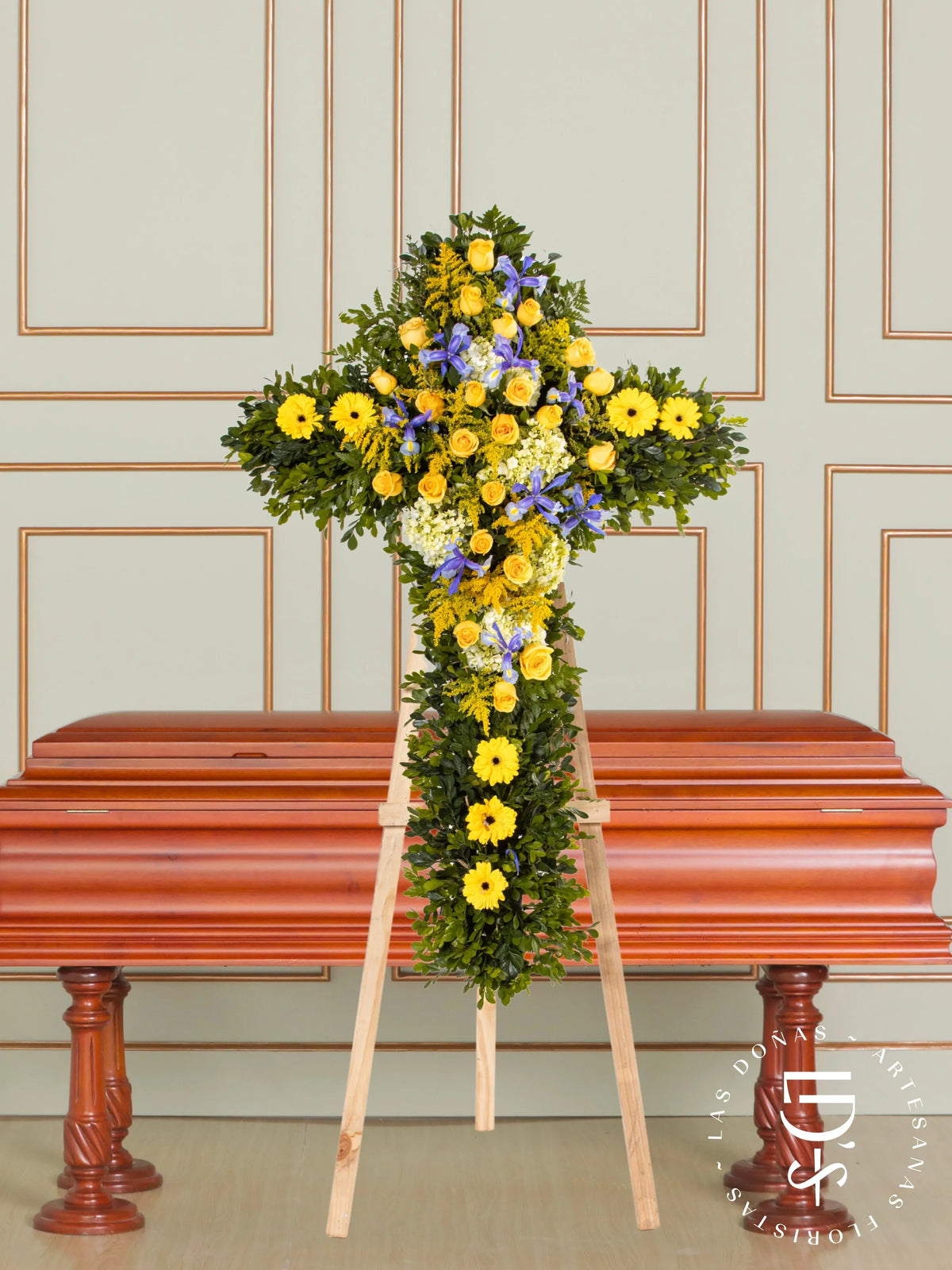 Cruz de Condolencias de Rosas, Gerberas y Hortensias arreglo de condolencias con 24 rosas amarillas