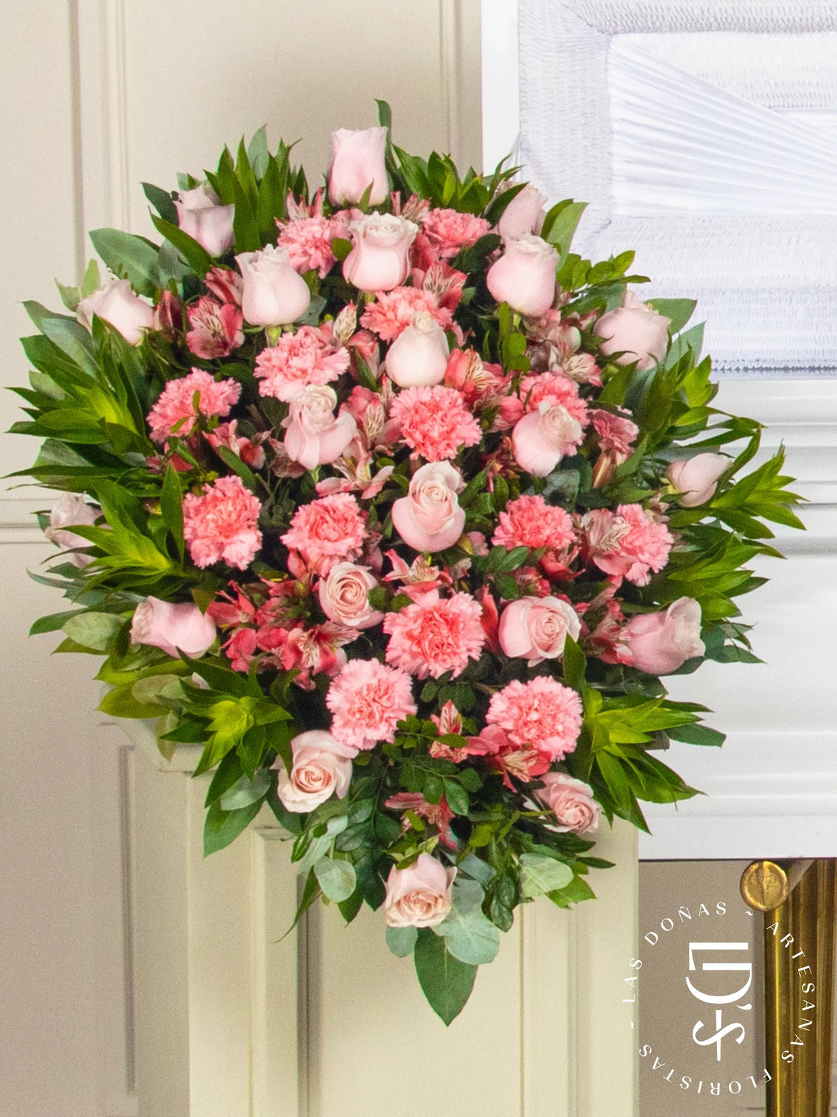 Lágrima de Piso con Rosas Rosadas, Clavelon y Astromelia arreglo de condolencias con 24 rosas rosadas + clavelon